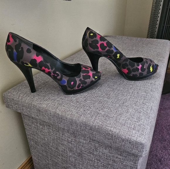 Women's Colored Leopard  Print heels - Picture 4 of 7